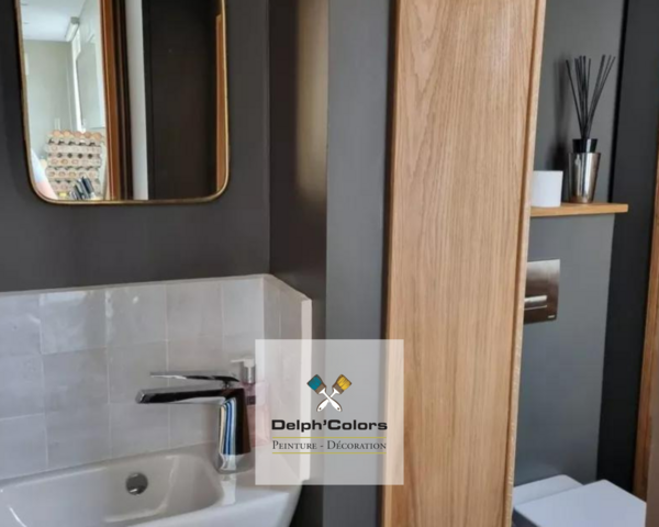 Rénovation de salle de bain : l'enduit décoration "effet béton"